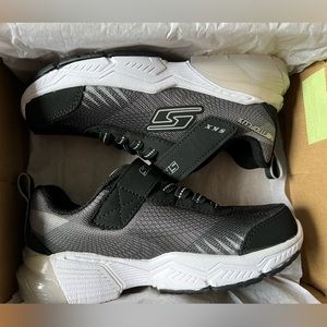 Skechers Sz 11 kids shoes NIB